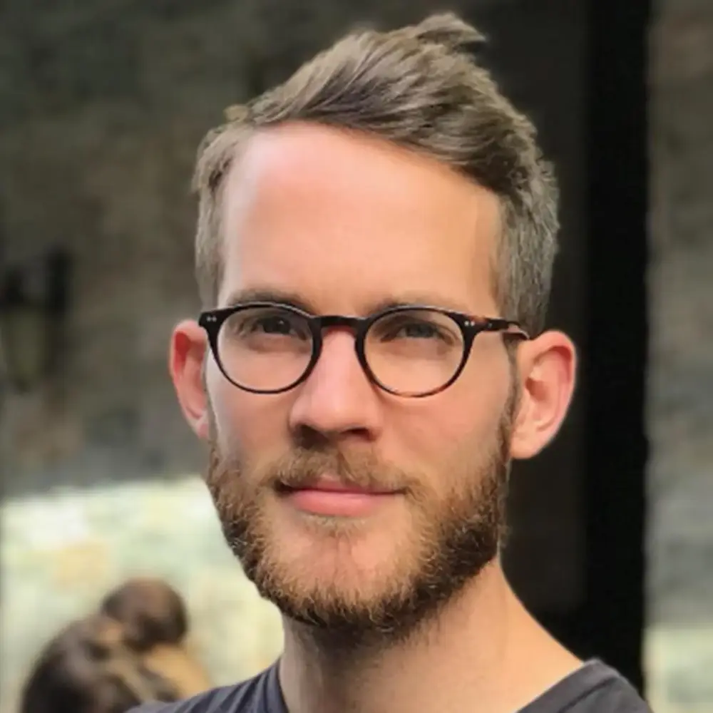 Floris Dekker headshot, in round glasses with a beard